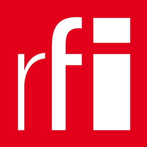 Logo officiel de la station de radio RFI (Radio France Internationale) sur fond rouge.